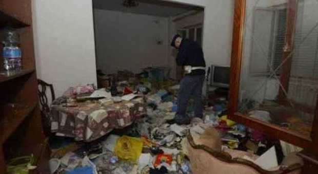 Abbandonata a casa sommersa dai rifiuti, denunciata la figlia 34enne | Foto