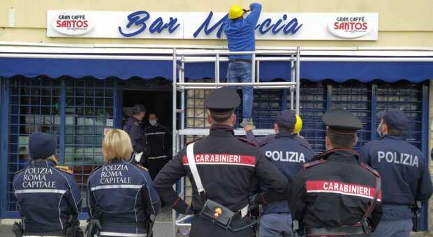 Bar Moccia, rimossa l'insegna a Tor Bella Monaca. «Via il simbolo della criminalità»