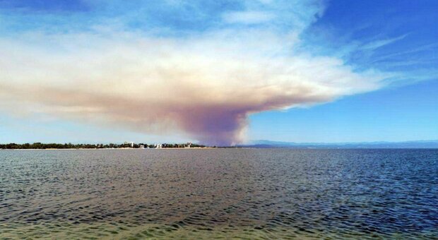 L'incendio in Carso visto dalla spiaggia di Grado