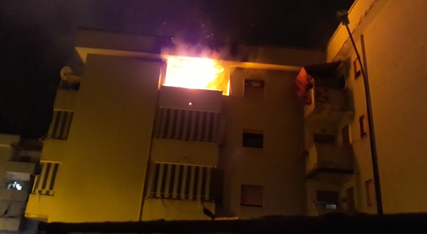 Abitazione avvolta dalle fiamme nella notte, vigili del fuoco salvano 5 persone a Pagani