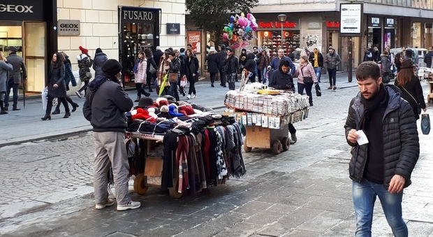 Napoli, l'ultima trovata degli ambulanti: sequestrati carrelli mobili carichi di merce