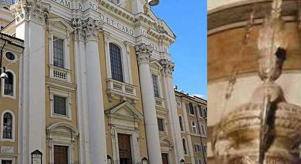Roma, colpo grosso in basilica: rubato un prezioso lampadario del '600 in Via Del Corso