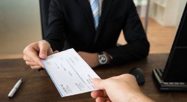 Tenta l'incasso di un assegno rubato da 30mila euro: denunciato