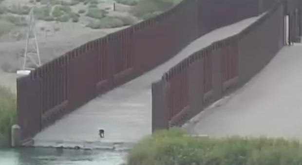 Bambino di un anno lasciato sul confinte Messico-Usa da un trafficante di esseri umani: il video del salvataggio