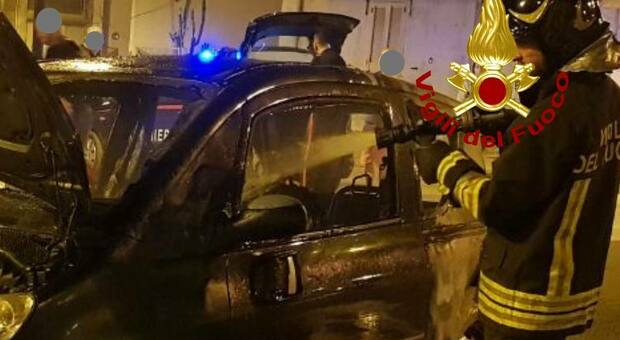 Salento, ancora incendi nella notte: a fuoco un'auto e un furgone