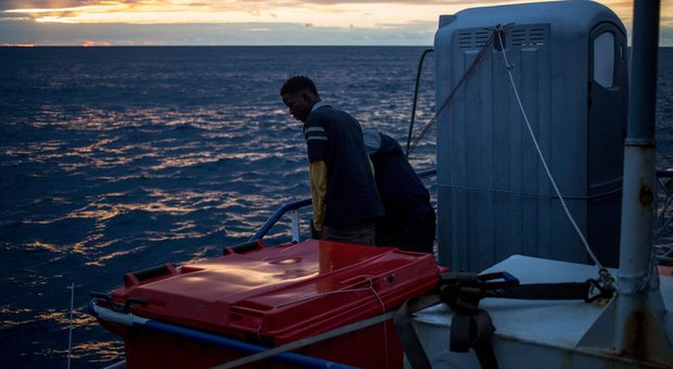 Migranti, i 3 sopravvissuti: «Meglio morire che tornare in Libia, 120 sul gommone»