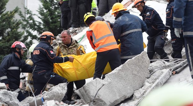 Terremoto Albania, nuova scossa di 4.8 dopo mezzanotte: paura a Tirana