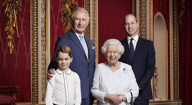 Regina Elisabetta, quattro generazioni di reali in uno scatto: e c'è anche il piccolo George