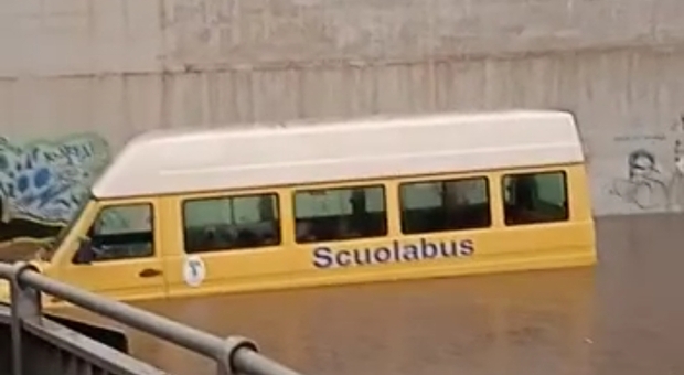 Scuolabus sommerso da acqua accumulata in un sottopasso a Torre del Greco