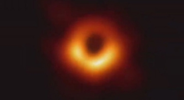 La foto del buco nero e la scienziata napoletana: «È l'aspirapolvere dell'universo, dentro finisce di tutto»