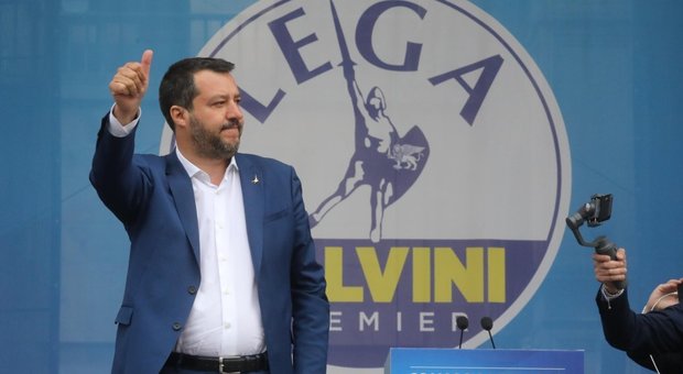 Sea Watch, Salvini: «Pronto a denunciare chi li fa scendere»