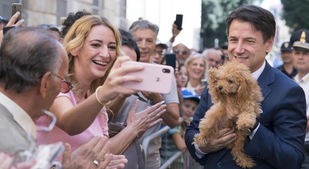 Conte come Monti: selfie e coccole al cagnolino sfidando la superstizione
