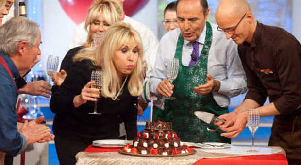 Antonella Clerici compie 51 anni, festa in trasmissione e torta da Bruno Vespa
