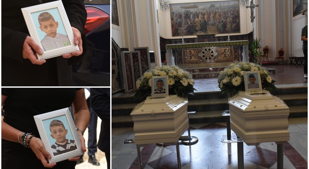 Fratellini rumeni annegati a Manfredonia, funerali nella chiesa semideserta. L'arcivescovo: «Dov'è il popolo?»