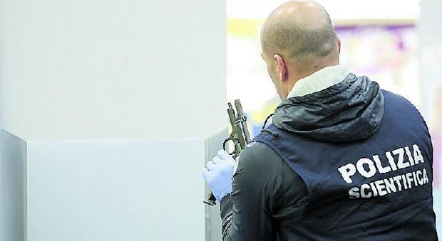 Baby rapinatori feriti a Napoli, agente indagato: la pistola rubata a una «divisa»