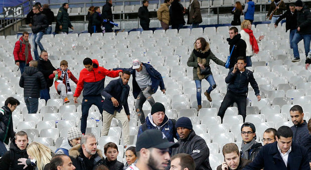 Tifosi in fuga dalle tribune dello Stade de France il 13 novembre 2015