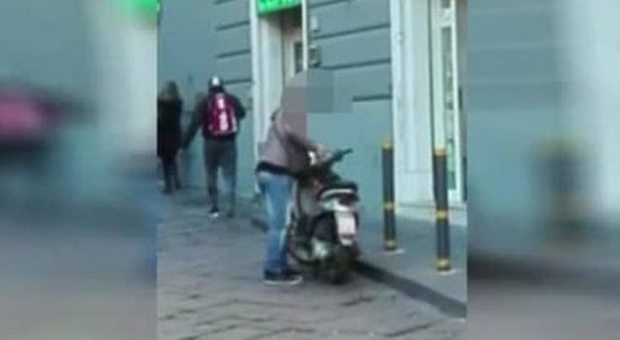 Falso cieco guidava lo scooter e aveva anche la patente: è un impiegato comunale