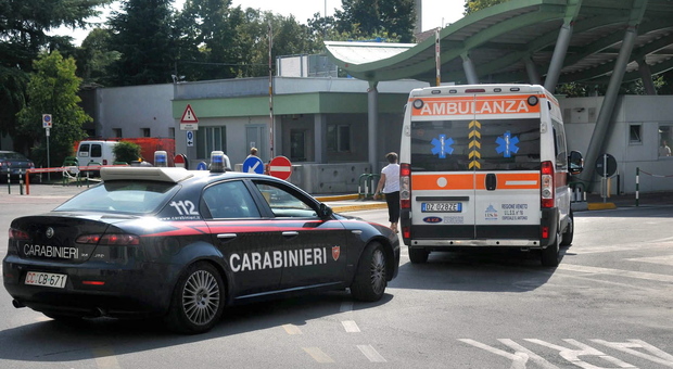 Carabinieri e ambulanza (foto di repertorio)