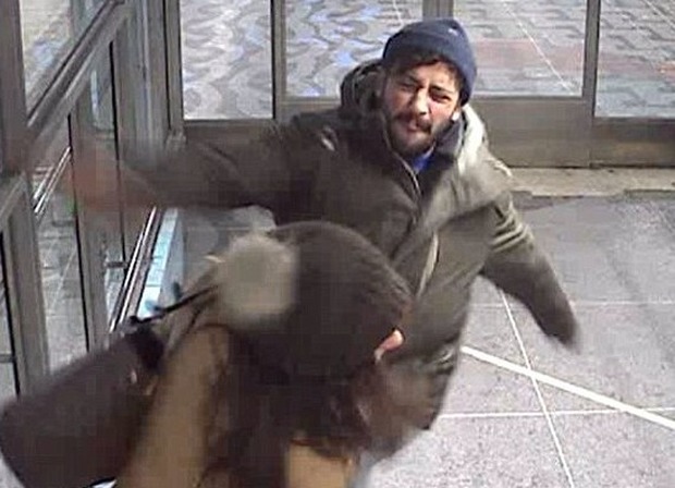 Stoccolma, mamma con due bimbi presa a schiaffi dal ladro: aveva sventato un borseggio