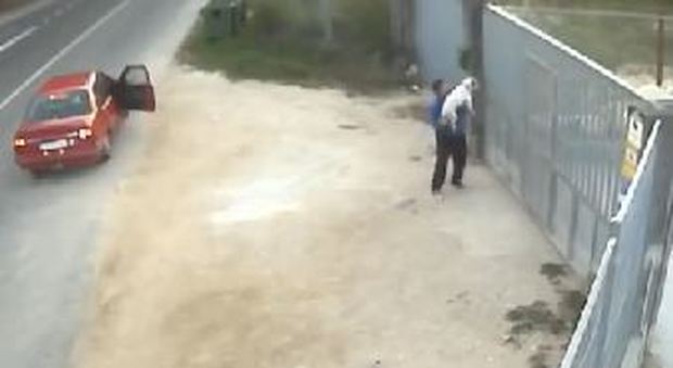 Accosta l'auto, scende e lancia il suo cane oltre il cancello: la denuncia in un video choc