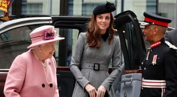 Kate Middleton e la Regina Elisabetta per la prima volte sole all'evento ufficiale