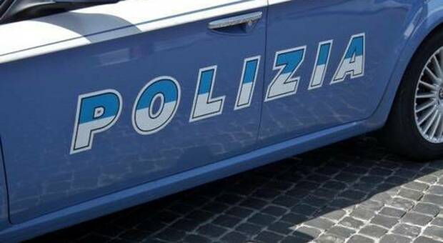 Napoli, 42enne bloccato in via Foria: ruba la borsa a una donna e aggredisce i poliziotti