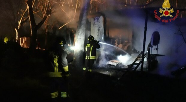 Incendio distrugge deposito di mezzi agricoli in Irpinia