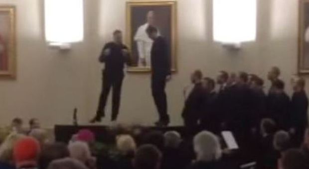 Festa in Vaticano: i preti ballano il tip tap e il video spopola