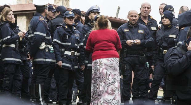 Casamonica, parte la demolizione delle villette. «Andremo a casa di Raggi e Salvini»
