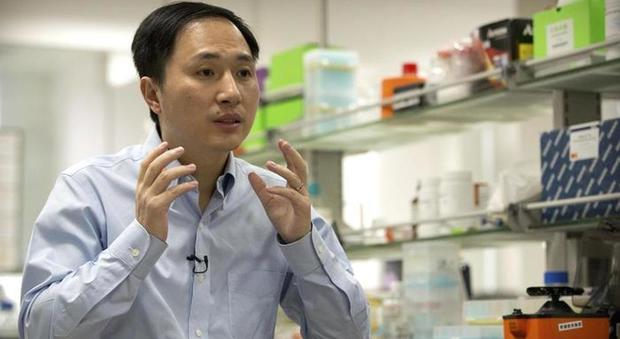 Dopo la presunta possibilità di essere condannato a morte, lo scienziato cinese He Jiankui fa sapere di stare bene