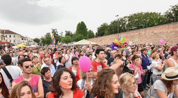 Il corteo del Gay Pride di tre anni fa a Treviso: fra una settimana l'evento tornerà in città