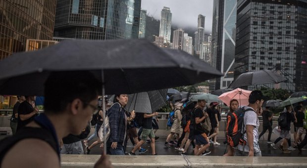 Hong Kong, due milioni in piazza nella manifestazione pro-democrazia