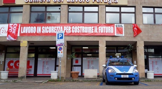 La sede della Cgil di Perugia presidiata dalla polizia