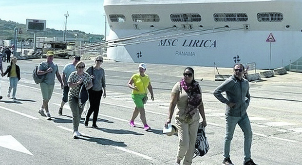 Al porto di Ancona info-point fantasma: crocieristi disorientati chiedono aiuto ai commercianti
