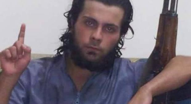 Isis, jihadista uccide la madre in pubblico con un colpo alla testa: la donna era accusata di apostasia