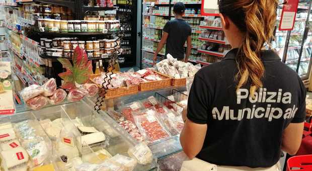 Napoli, maxi blitz nei supermarket di Mergellina: multe per vendita abusiva di pane