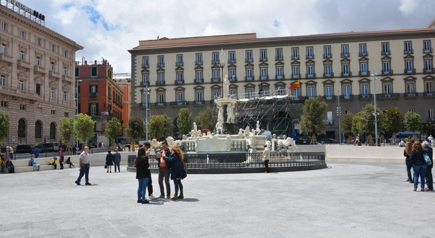 Comune di Napoli, aumenti last minute: arriva la tassa dei bus turistici