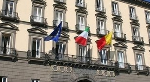 Dirigenti, a Napoli si cambia: stipendio in base al servizio