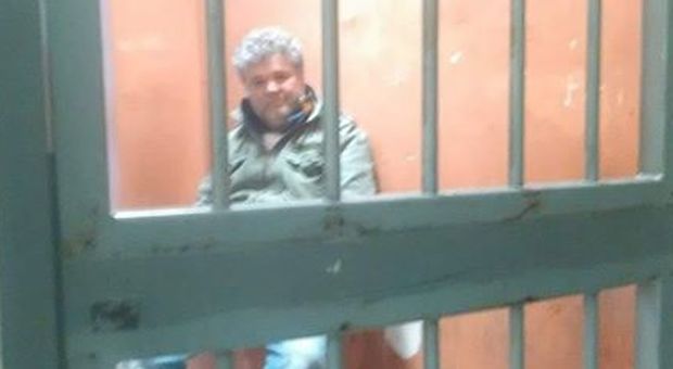 Blitz degli operai Fca da Pomigliano a Sanremo: fermati e portati in questura per uno striscione
