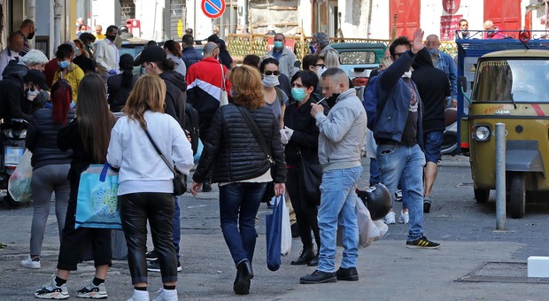 Coronavirus, a Napoli un normale sabato di shopping: folla in strada, poche mascherine e distanze non rispettate