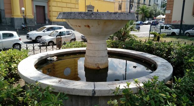 Ponticelli, fontana sporca e incuria nella piazza principale del quartiere