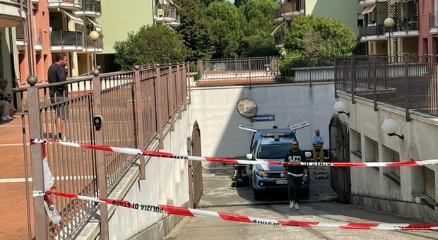 Rimini, donna trovata morta nella rampa del garage. La polizia: «È stata uccisa a coltellate