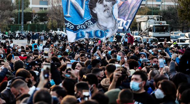 Maradona, folla e zero controlli allo stadio. La Prefettura: «Presto provvedimenti»