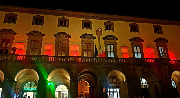 Orvieto aderisce alla Giornata mondiale del donatore, palazzo del comune illuminato di rosso