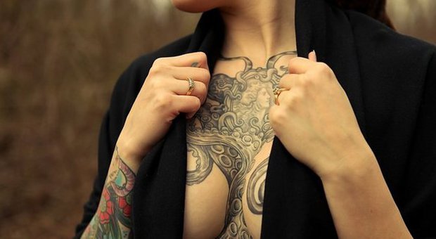 Cancro al seno, dagli Usa arriva il tatuatore: raccolta fondi per portarlo in Europa