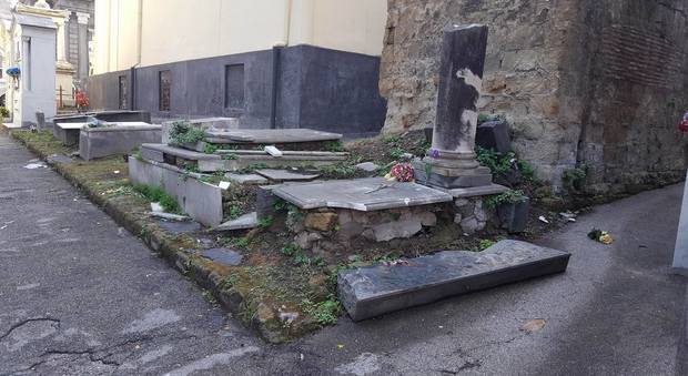 "Il cimitero di Poggioreale a Napoli è abbandonato al degrado" -La segnalazione su Facebook