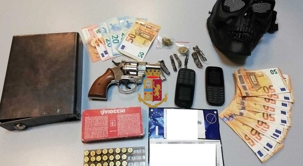 Ai domiciliari, armi e droga in casa: 35 arrestato dalla polizia a Napoli