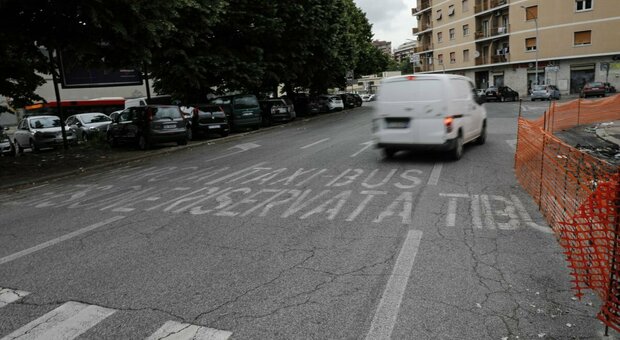 Roma, autobus investe pedone in via di Portonaccio: è grave