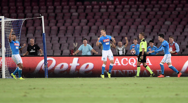 Napoli-Milan 4-2, doppiette per Milik e Callejon. Per il Milan gol di Niang e Suso