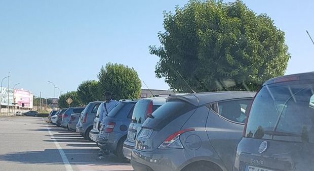 «Decine di parcheggiatori abusivi all'Auchan di Giugliano e nessuno fa nulla»